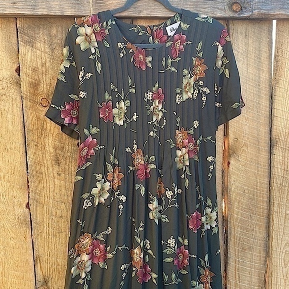 Vintage Darian Pleated Floral Short Sleeve Maxi Dress​